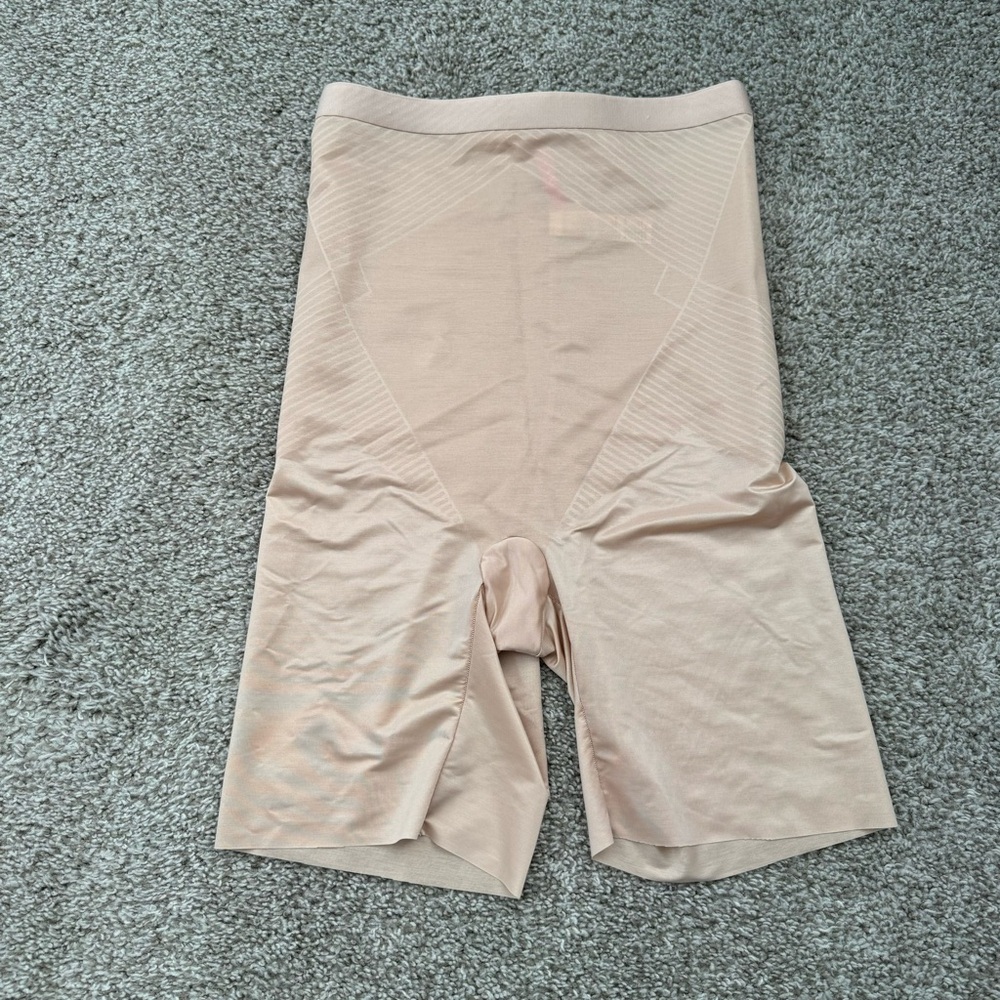 NWOT Spanx Invisible Shaping Mid thigh Shorts - Medium